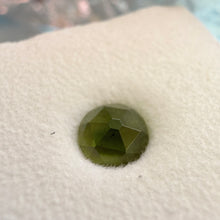 Įkelti vaizdą į galerijos rodinį, Žalieji turmalinai, apvalūs rose-cut, 5 mm - vienas su briauna
