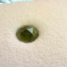 Įkelti vaizdą į galerijos rodinį, Žalieji turmalinai, apvalūs rose-cut, 5 mm, vienas su suvestomis briaunomis
