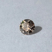 Įkelti vaizdą į galerijos rodinį, Natūralus šampano spalvos briliantas - 4.40 mm, C3 VVS, Hearts and Arrows kokybė - kitokiu rakursu
