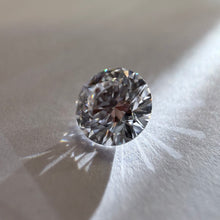 Įkelti vaizdą į galerijos rodinį, Laboratorinis briliantas 5.0 mm, E VVS2, 0.46 ct - prie kitokio apšvietimo
