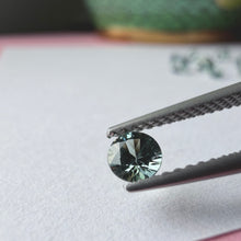 Įkelti vaizdą į galerijos rodinį, Natūralus skaidrus žalias safyras - 3.8-4.2 mm - dramatiška pilkšvai žalia
