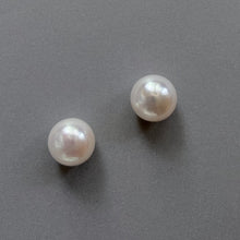 Įkelti vaizdą į galerijos rodinį, Baltų gėlavandenių perlų pora, bouton formos - 10.5 mm
