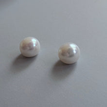Įkelti vaizdą į galerijos rodinį, Baltų gėlavandenių perlų pora, bouton formos - 10.5 mm, iš šono
