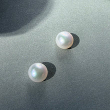 Įkelti vaizdą į galerijos rodinį, Gėlavandenių bouton perlų pora - 7.0 mm, bouton, balti
