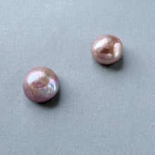 Įkelti vaizdą į galerijos rodinį, Gėlavandenių Edisono baroque bouton perlų pora, 13 mm - iš šono
