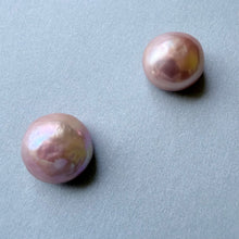 Įkelti vaizdą į galerijos rodinį, Gėlavandenių Edisono baroque bouton perlų pora, 13 mm - iš arčiau
