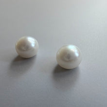 Įkelti vaizdą į galerijos rodinį, Gėlavandenių apvalių bouton perlų pora - 10.5 mm, vaizdas iš šono
