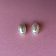 Įkelti vaizdą į galerijos rodinį, Gėlavandenių perlų pora 15x11 mm, lašai
