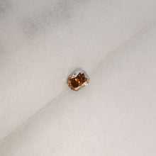 Įkelti vaizdą į galerijos rodinį, Natūralus oktagono formos deimantas, 3.4x2.6 mm - paviršiaus ypatumai
