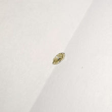 Įkelti vaizdą į galerijos rodinį, Natūrali navette (marquise) formos deimantas, 0.04 ct
