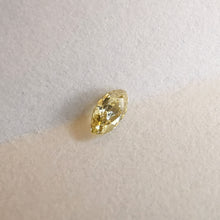 Įkelti vaizdą į galerijos rodinį, Natūraous navette formos deimantas, 0.04 ct
