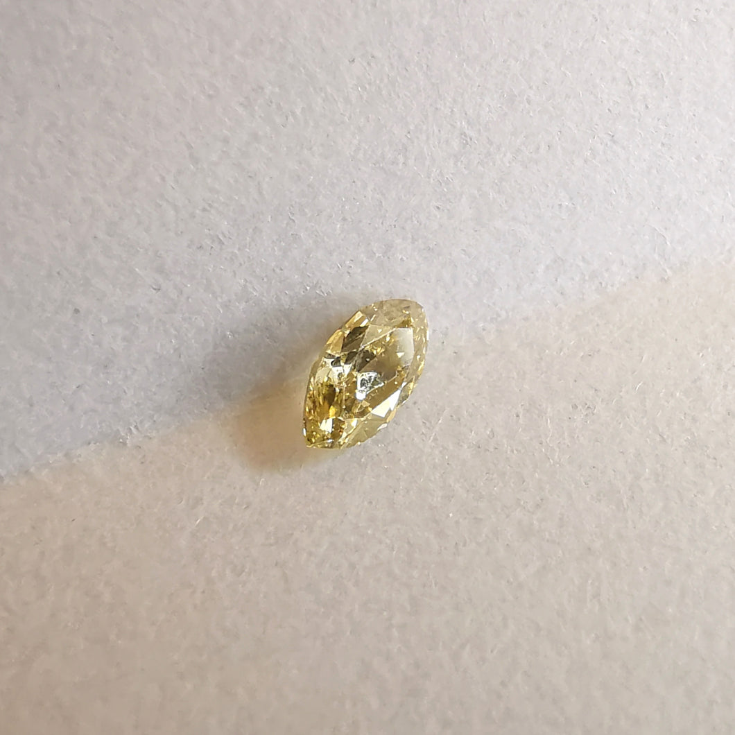 Natūraous navette formos deimantas, 0.04 ct